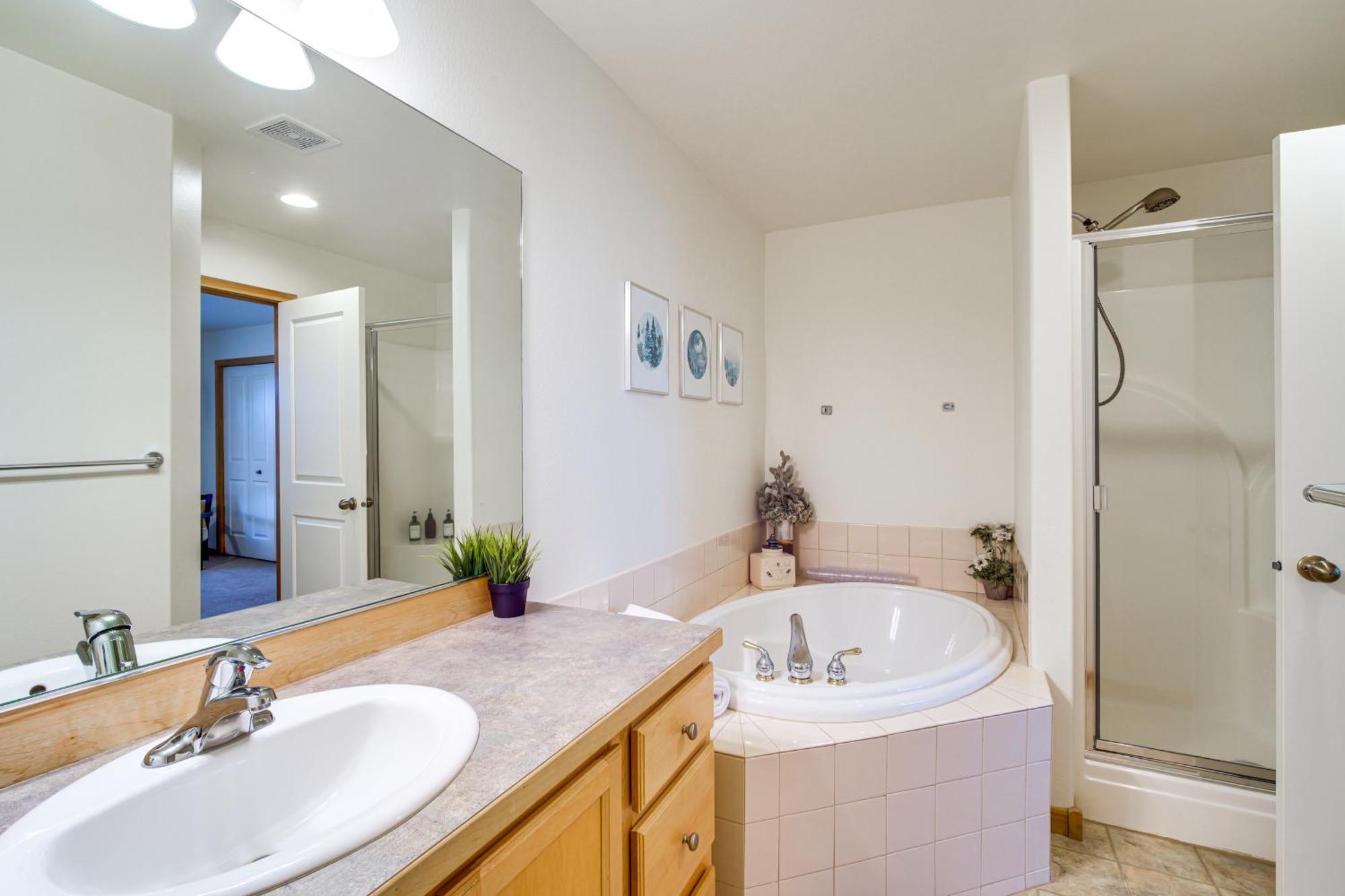 Klamath Falls Getaway With Pool And Hot Tub Access! Exterior photo