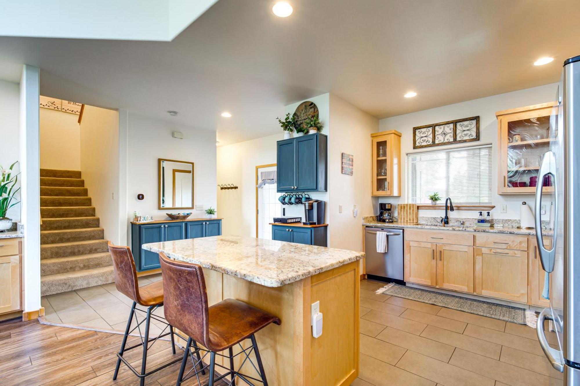 Klamath Falls Getaway With Pool And Hot Tub Access! Exterior photo