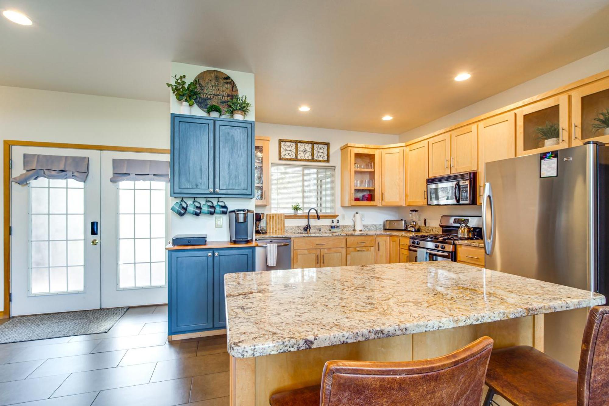 Klamath Falls Getaway With Pool And Hot Tub Access! Exterior photo